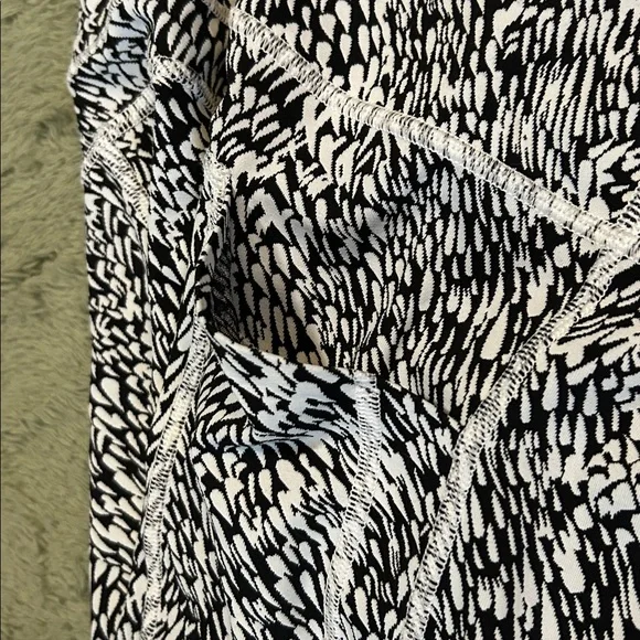 Athleta Ultimate Stash Textured Print 7/8 Leggings EUC Sz L Petite - Picture 7 of 8